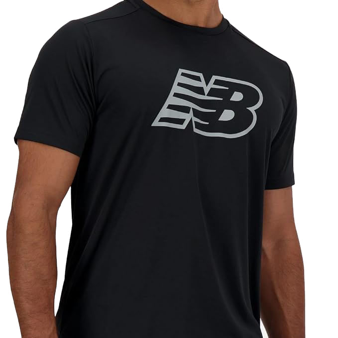 Vista lateral da camiseta masculina New Balance Essentials Print preta com logo branco